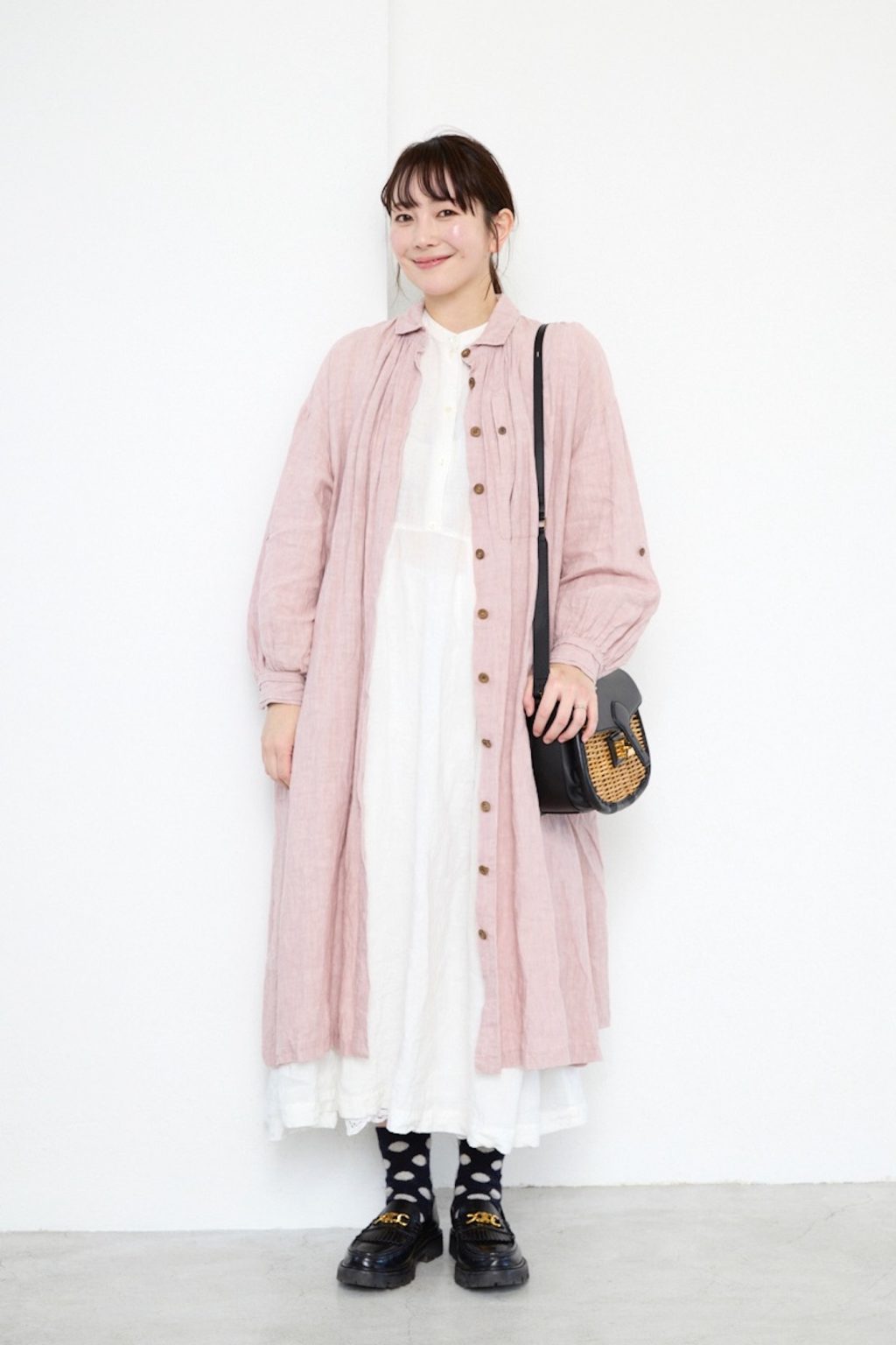 ブルーベリージャム ディレクター/モデル momoさんの私服ファッションスナップ。ピンク×白の配色でワンピースのレイヤードを春仕様にアップデート