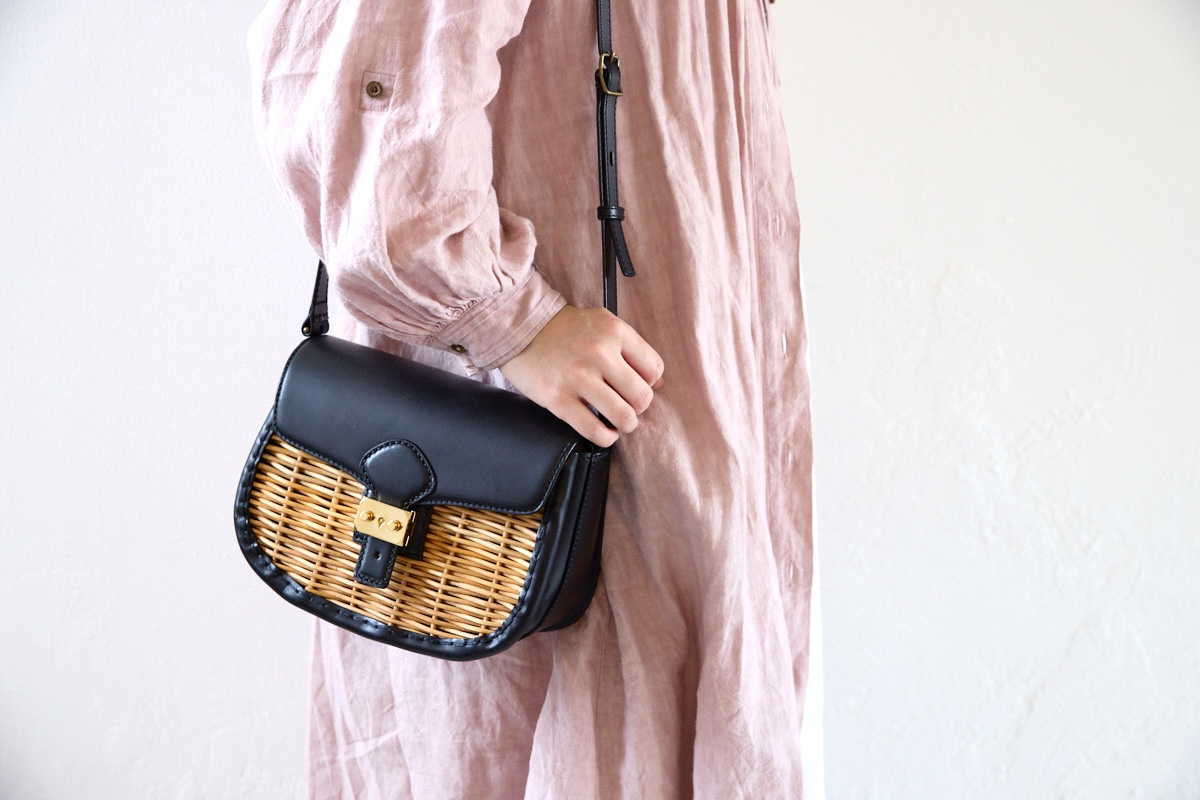 ナチュラルなかご素材と黒レザーを組み合わせた、エバゴスのショルダーバッグ