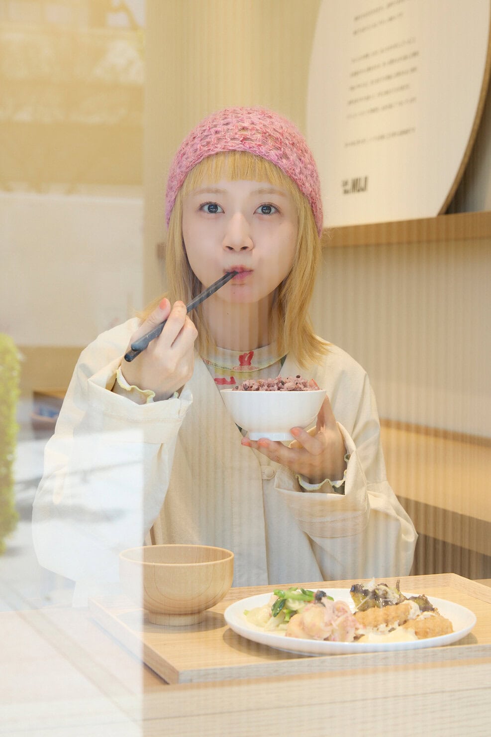 「Café&Meal MUJI 飯田橋」でランチをする三戸なつめさん