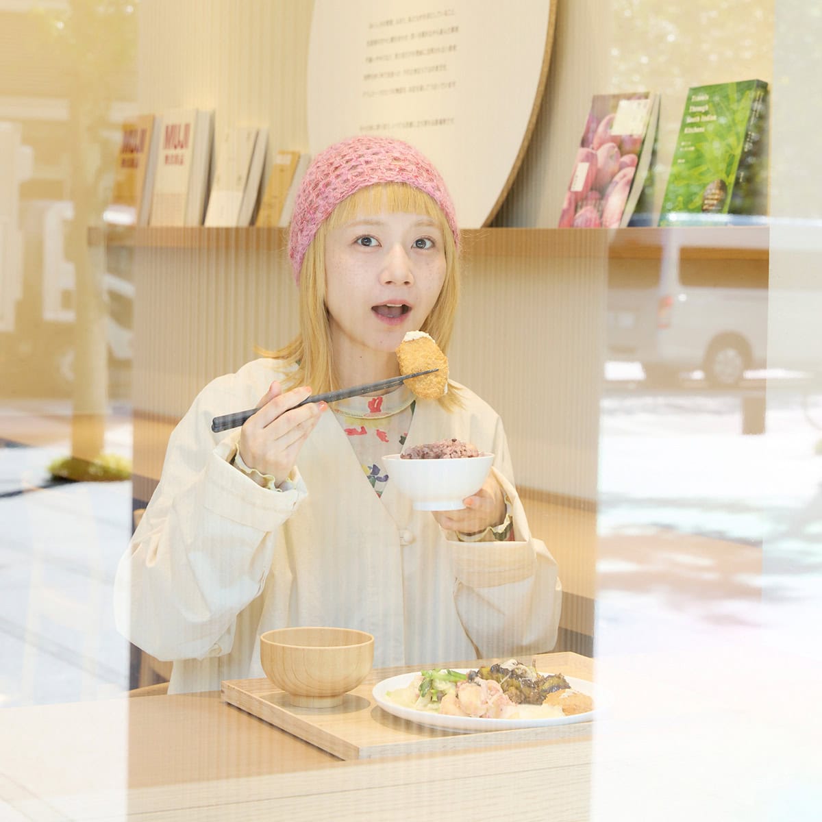 「Café&Meal MUJI 飯田橋」でランチをする三戸なつめさん