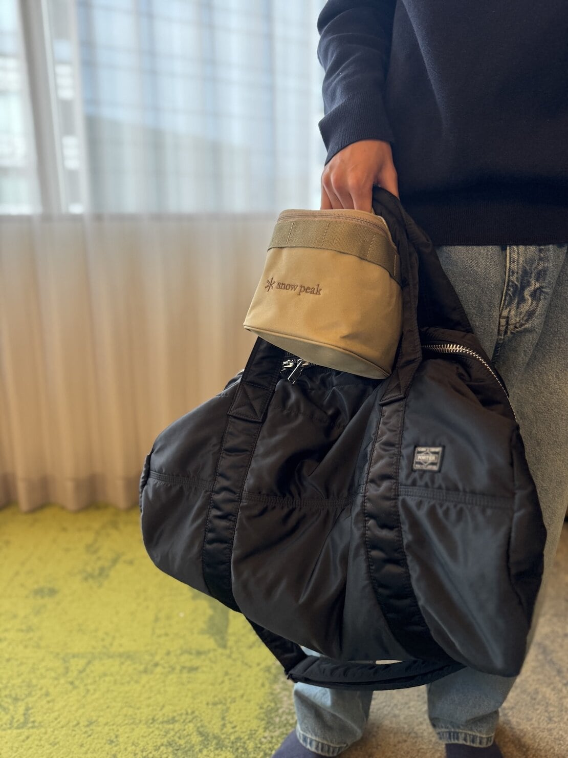 リンネル6月号増刊スノーピークのバニティポーチと黒い旅行バッグ