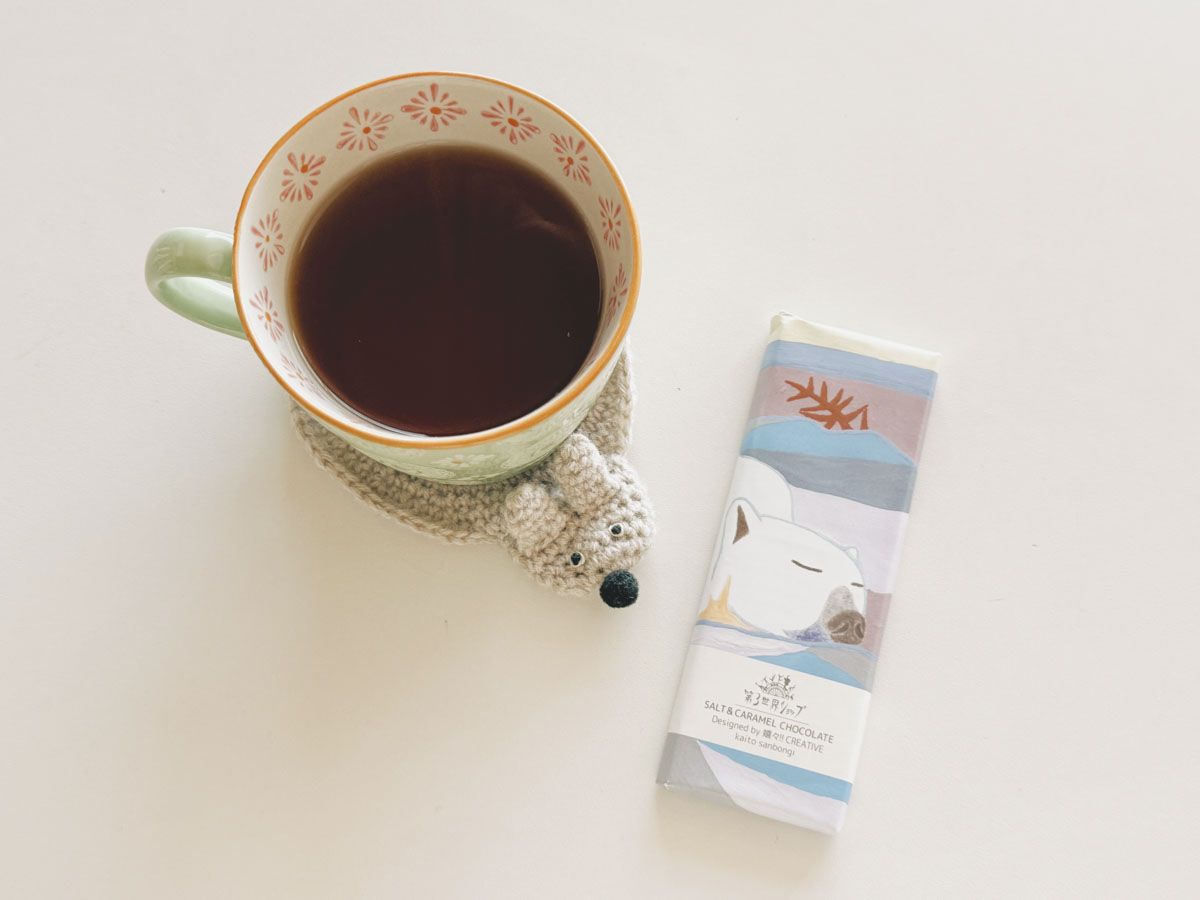 体をあたためるために飲んでいるノンカフェインのお茶やルイボスティー。ときどき甘いものも一緒に。