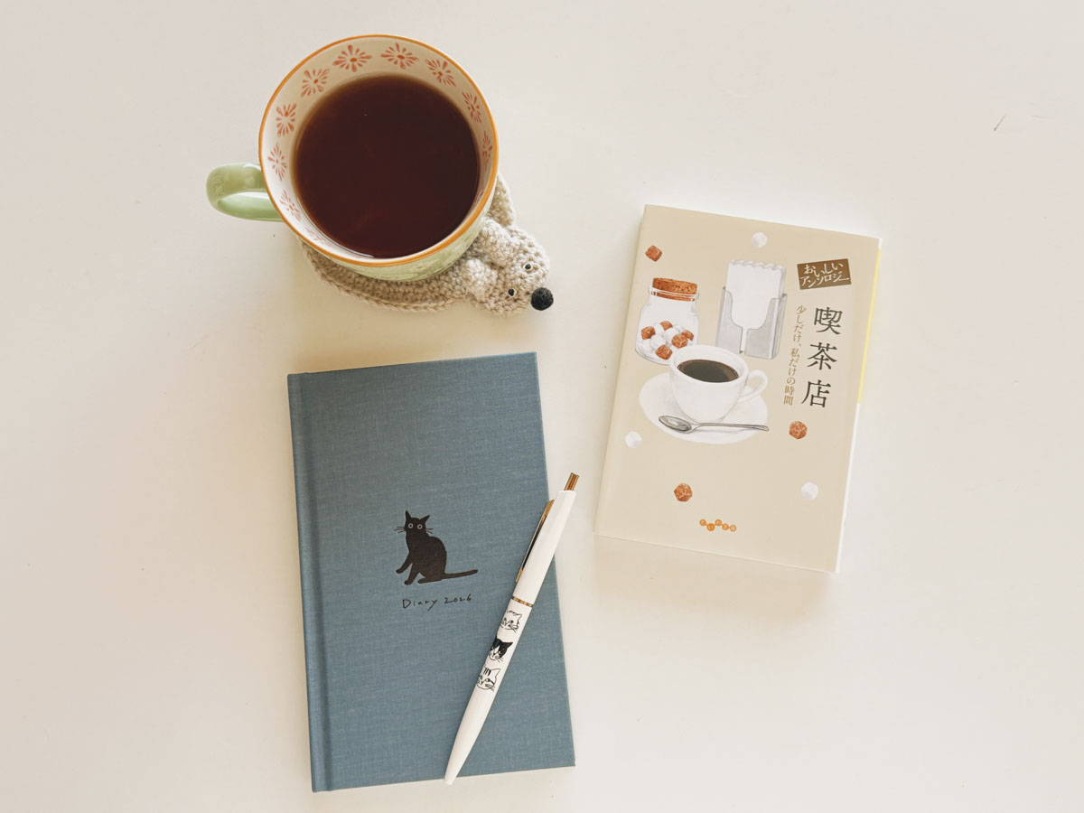 ナイトルーティンに欠かせないアイテム。あたたかいお茶、よかったことを書き出す日記帳、眠る前に読む本