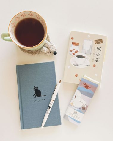 ナイトルーティンに欠かせないアイテム。あたたかいお茶、よかったことを書き出す日記帳、眠る前に読む本、ときどきご褒美に食べるチョコレート