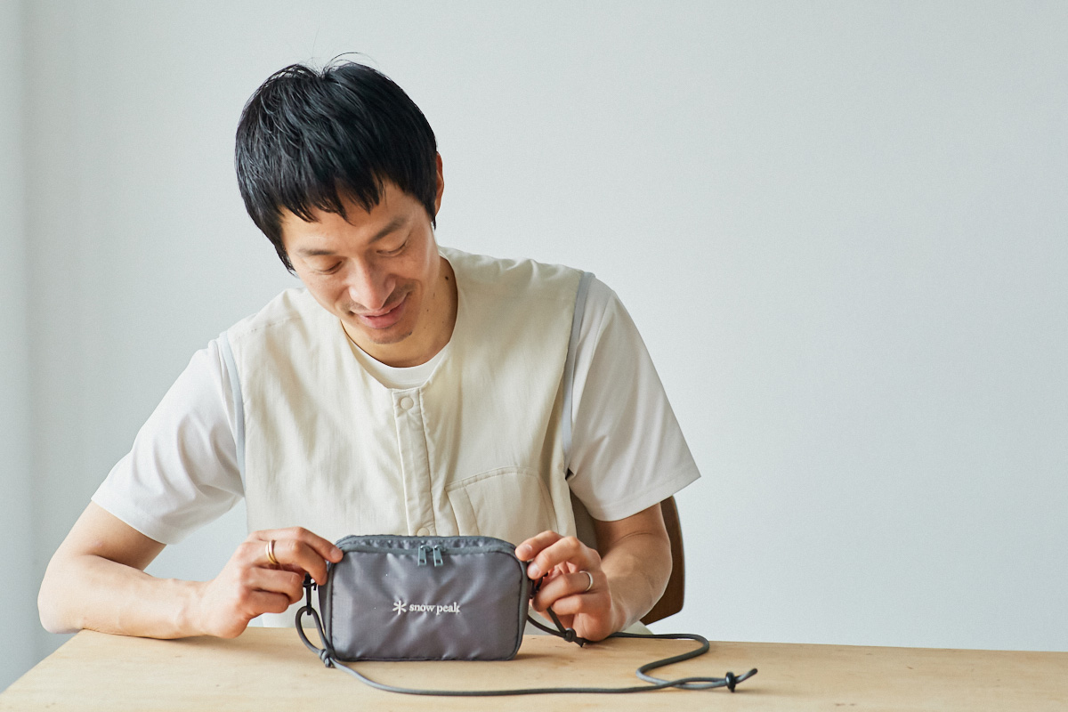 【リンネル×スノーピーク付録】安井達郎さんがお財布ショルダーバッグを使ってみた