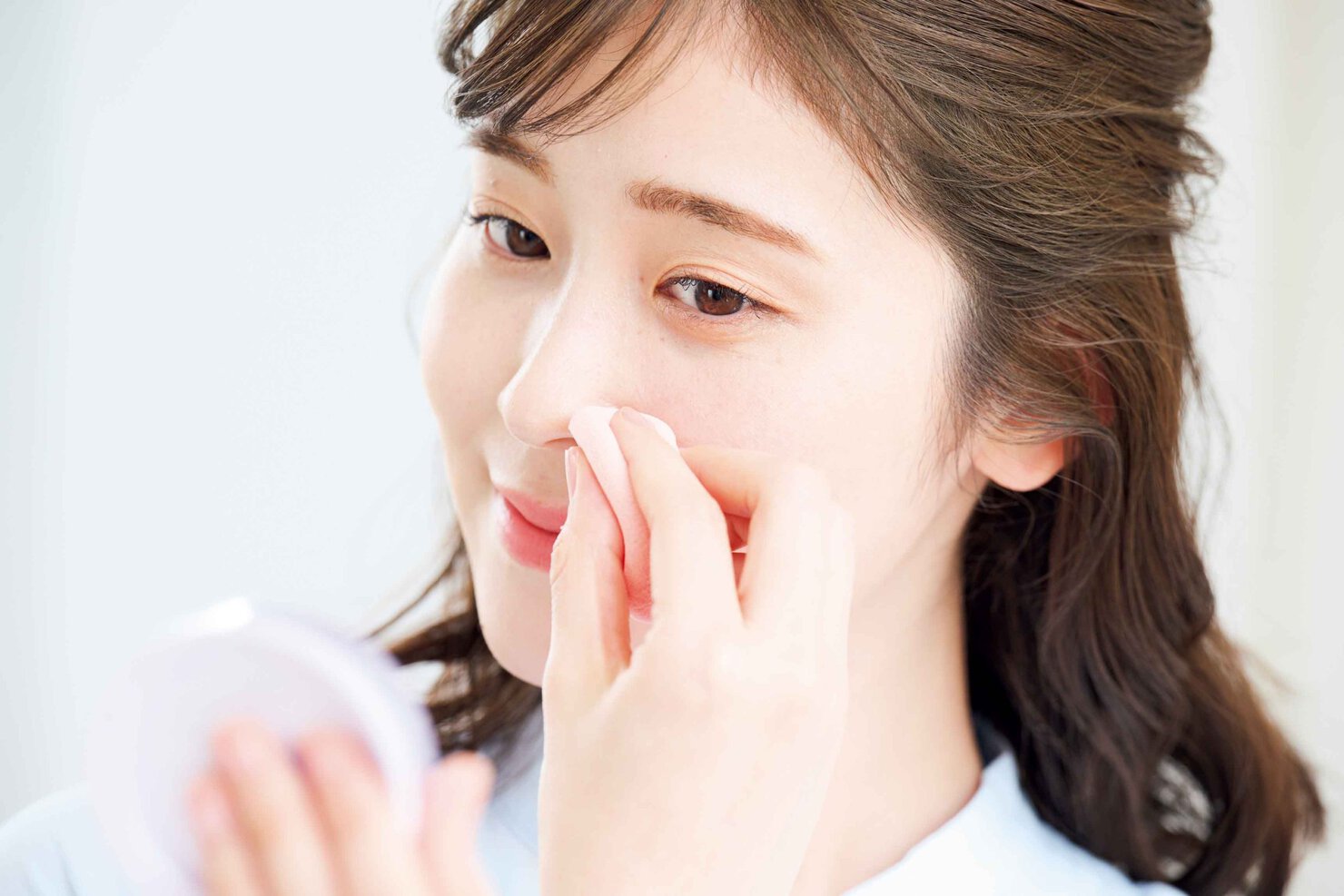 肌に負担をかけないメイク直しの基本のやり方