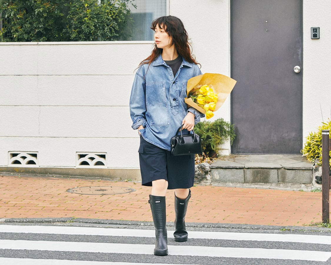 AIGLEのショーツを異素材合わせでコーディネートし上品さと抜け感のある装いに