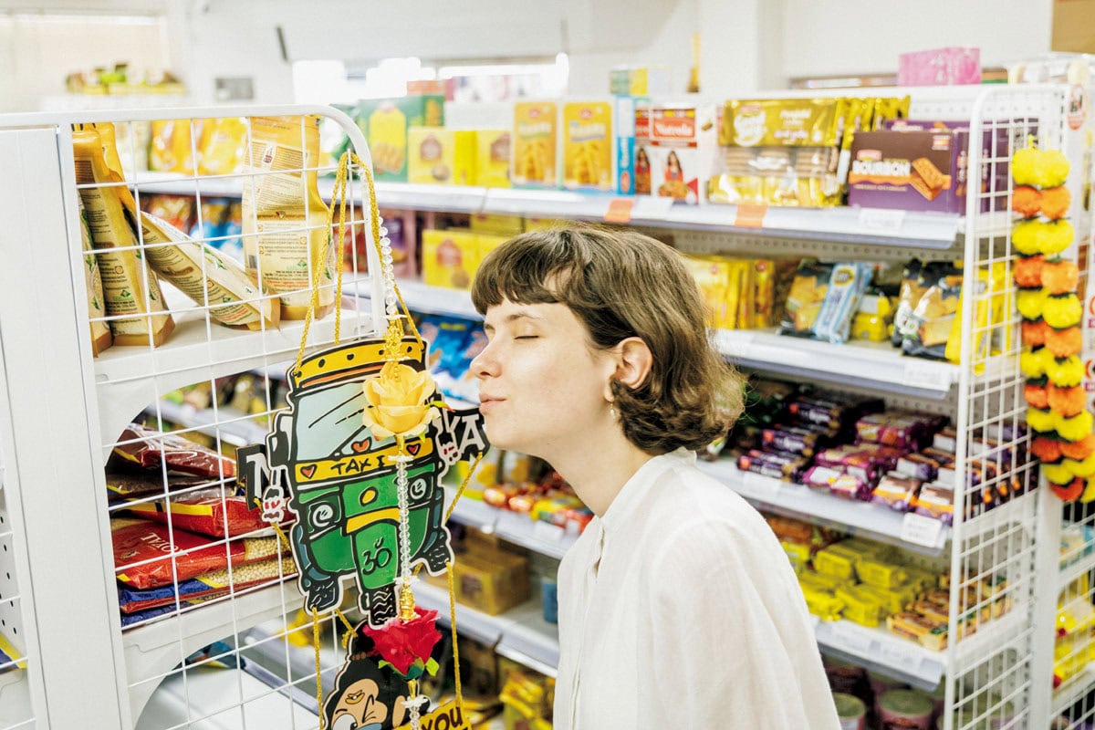 軽やかさと品を添えた大人の夏コーデ