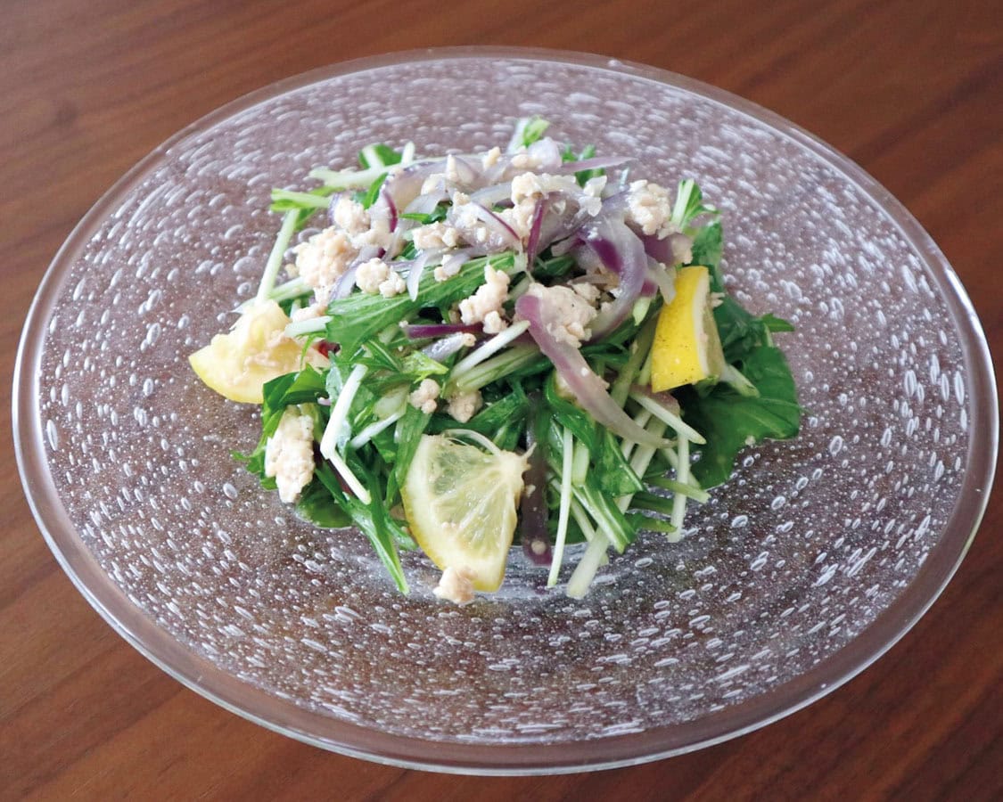 ナンプラー、レモン汁、砂糖少々で作ったドレッシングと好きな野菜を和えるだけの栄養満点エスニックサラダ
