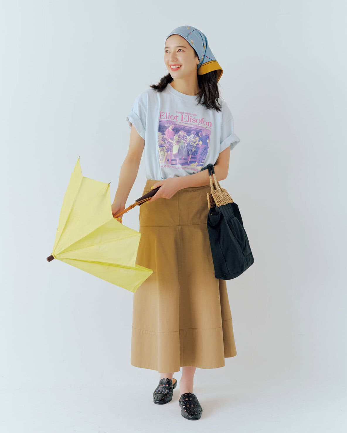 ワークテイストのイメージが強いチノですが、ロングスカートなら女性らしくはけます。