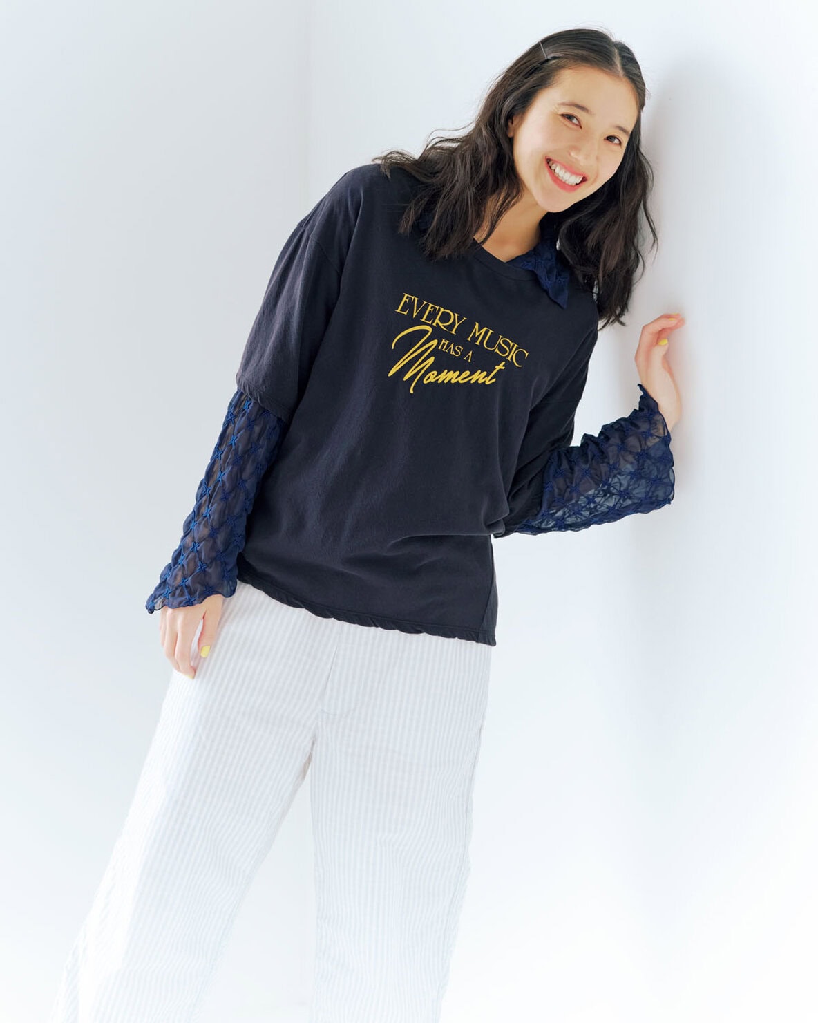 中にシアーシャツを重ねた春ならではのレイヤードスタイル