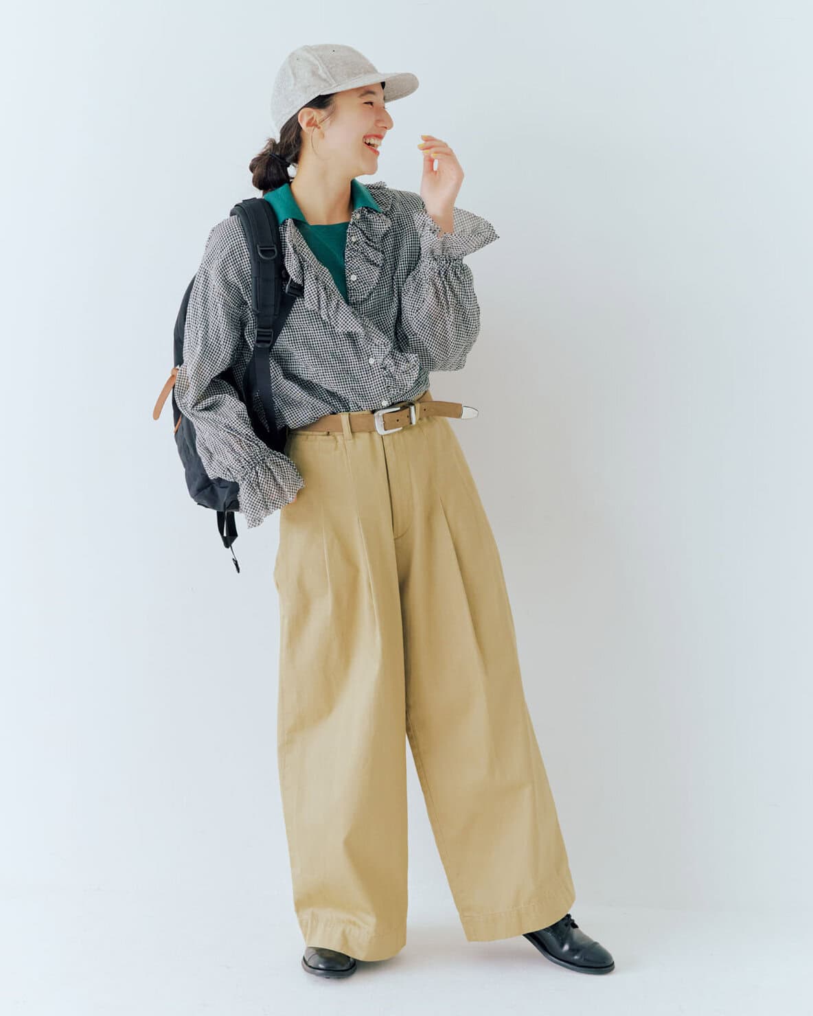 大人女性のキャップ×パンツコーデ