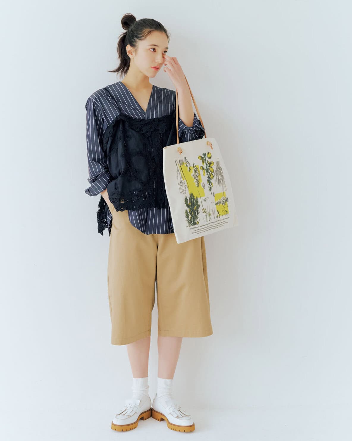 今年はハーフパンツの当たり年。まずは、肌の露出が少ない膝下丈からトライしてみて。