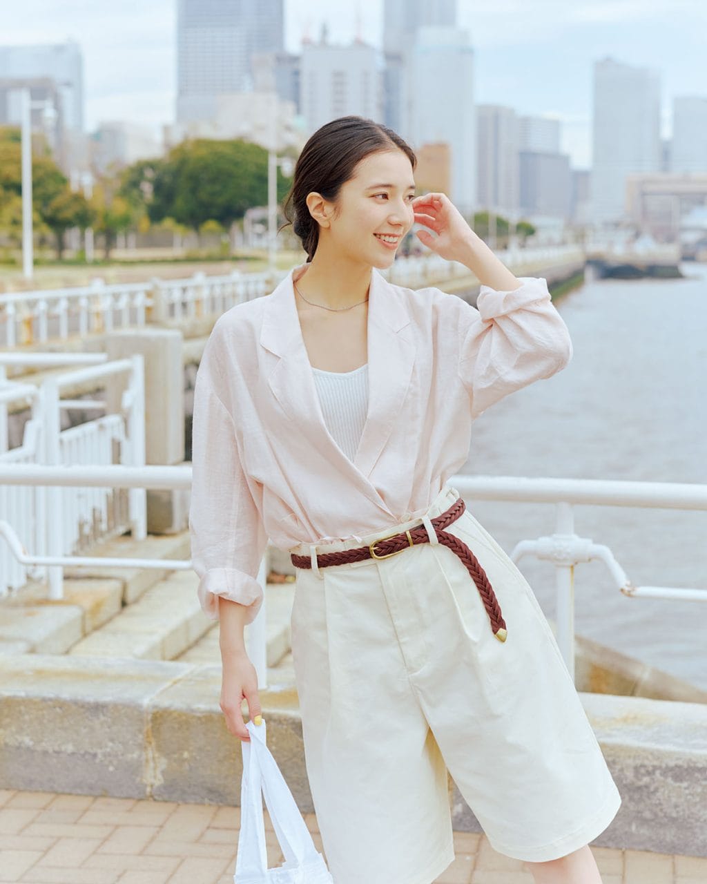 初夏に映える【大人女性のシャツジャケットおすすめ5選】 薄手アイテムで上品な着まわしを楽しんで!