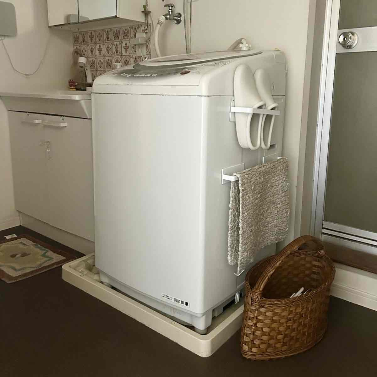 洗濯機横に置いたバスケット
