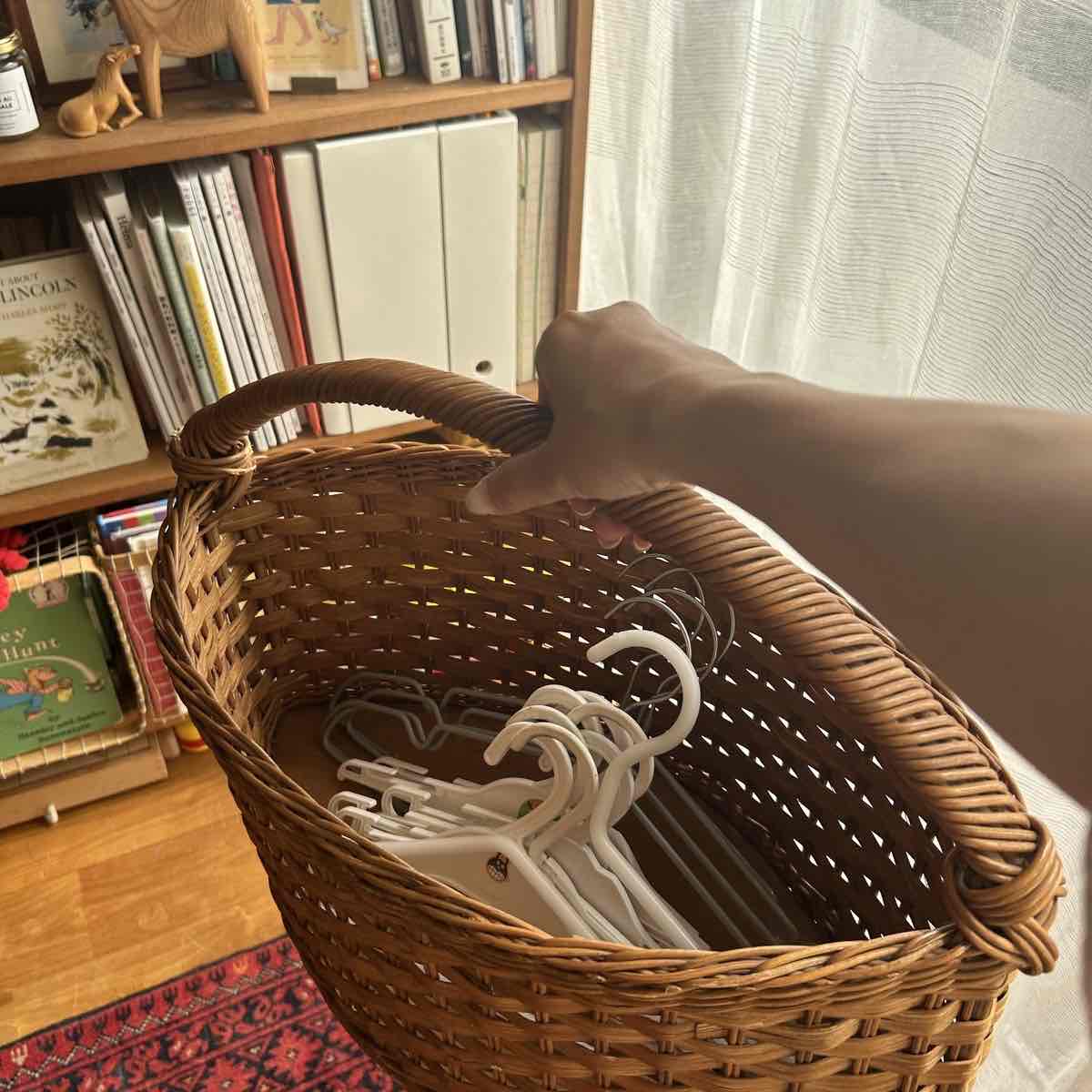 手に持ったバスケット
