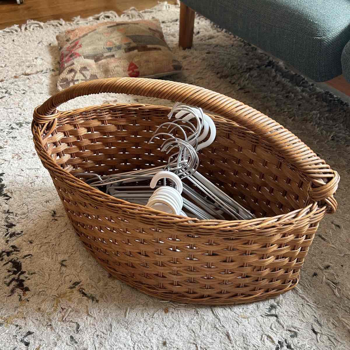 ハンガーを収納したバスケット