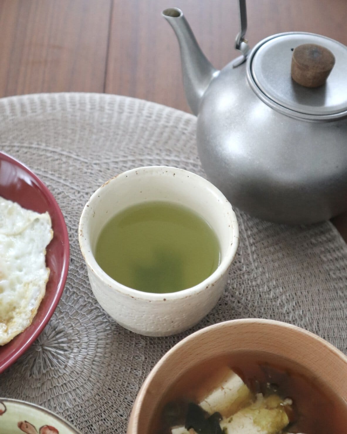 朝食と一緒に新茶を飲む