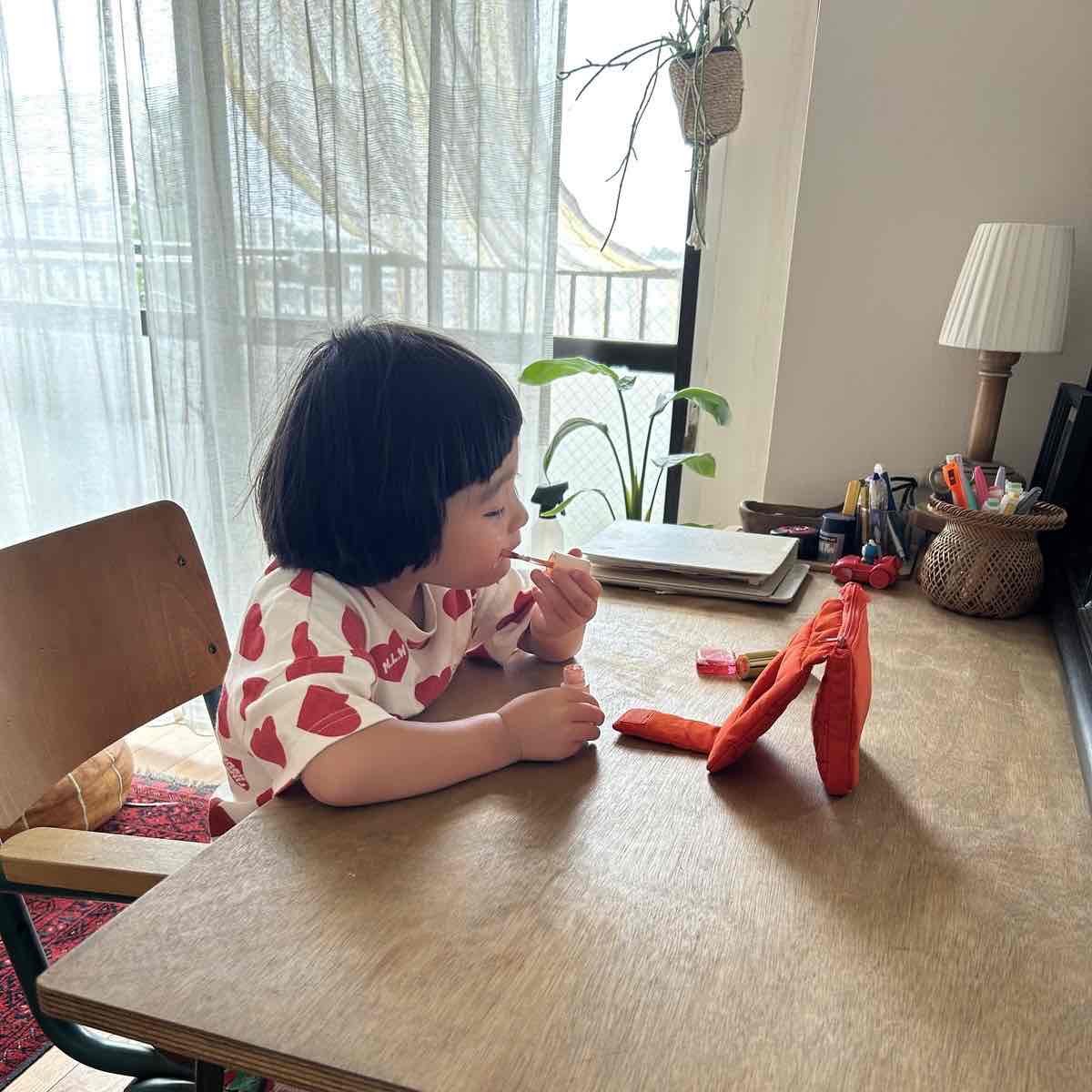 リンネル8月号付録のハローキティのミラー付きポーチを使って娘がメイク遊びする様子