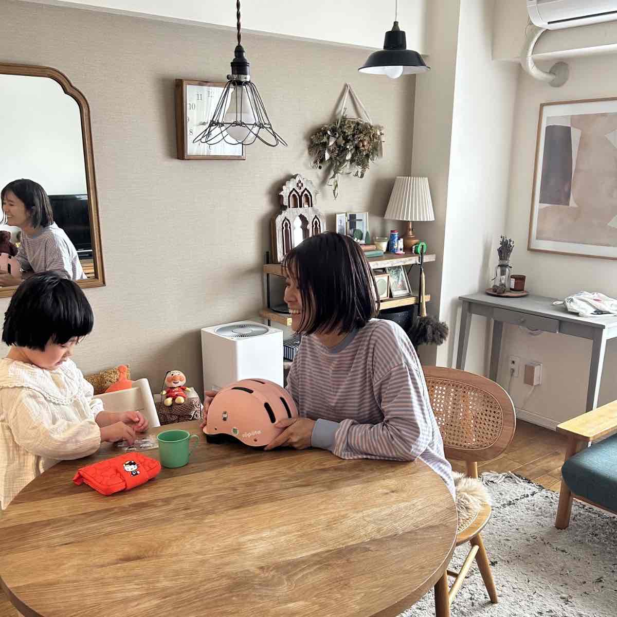 リンネル8月号付録のハローキティのぷっくりシールを親子でを貼っている様子