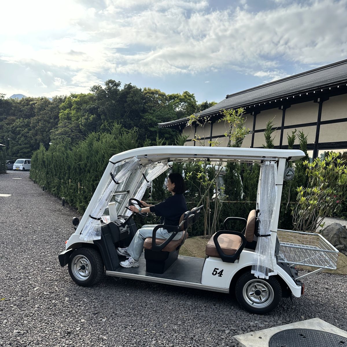 広大な温泉施設のなかを移動する専用カート