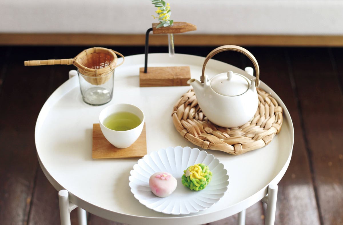 心を整えるお茶時間。急須、湯呑み、茶托はSALIUで揃えました。