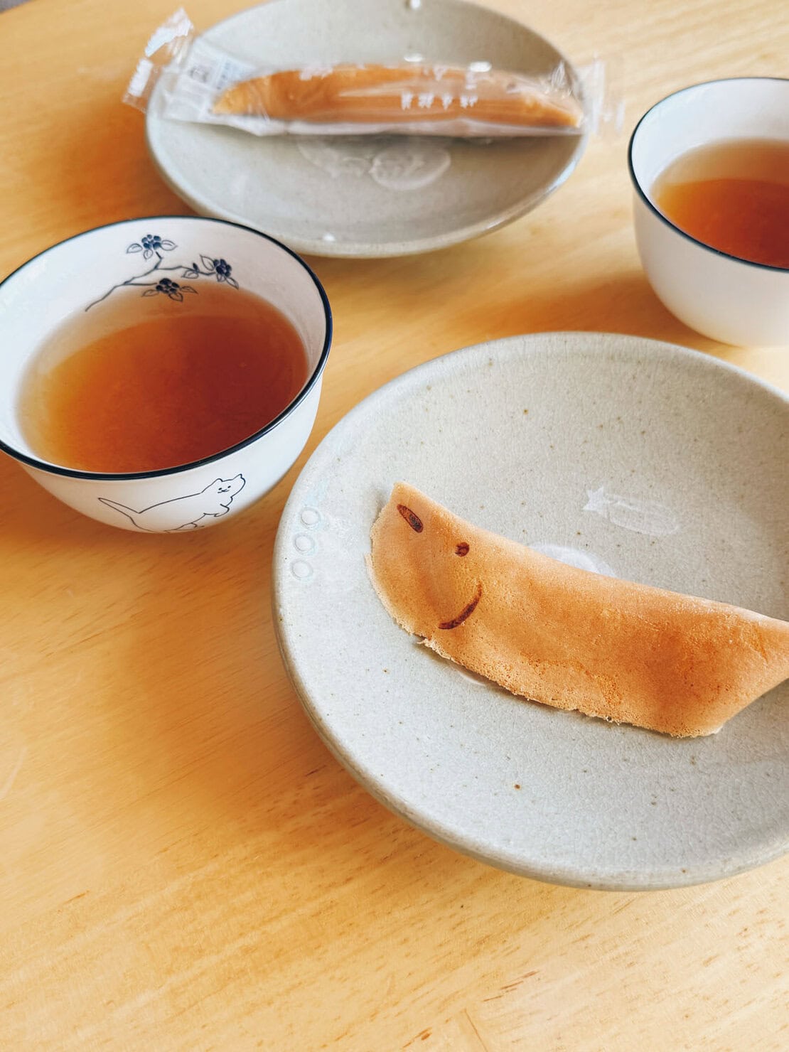 カステラ生地の中に、もちもちの求肥が包まれたおやつ「あゆ菓子」