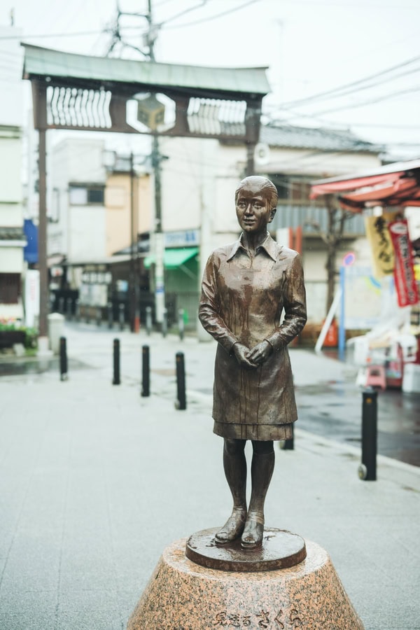 柴又駅前にある妹のさくらの像