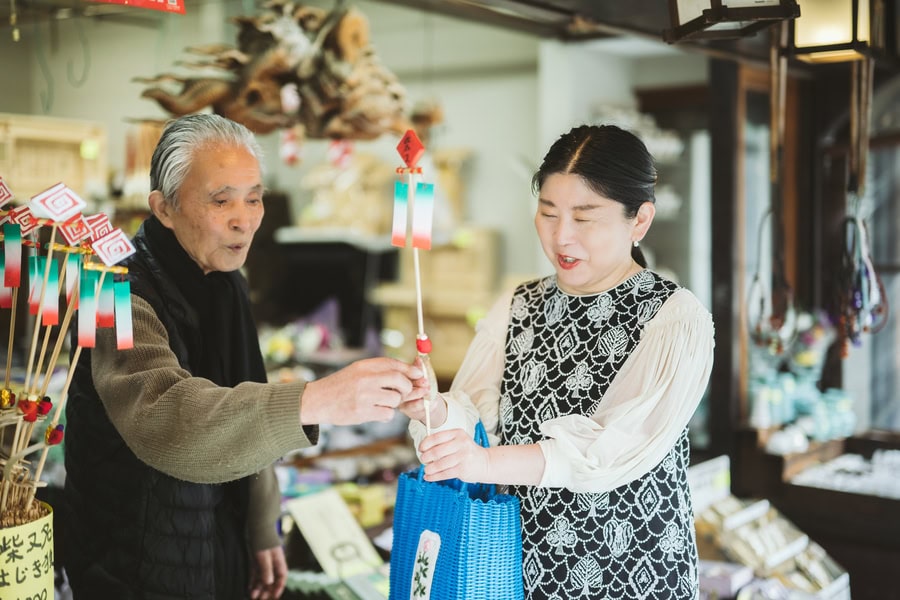 園田神佛具店の店主・園田さんとおしゃべりをする甲斐さん