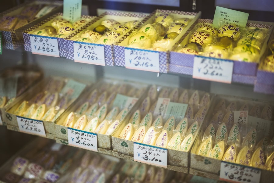 代々㐂(よよき)菓子店のショーケースの中