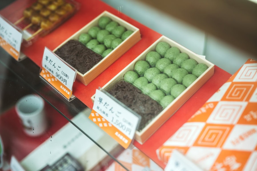 高木屋老舗の草だんごは手土産にも人気。
