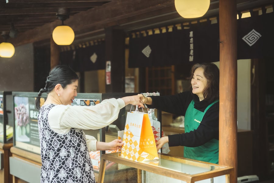 高木屋老舗(たかぎやろうほ)の包装紙がかわいい!