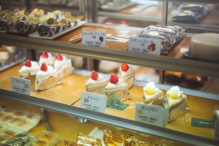 柴又コシジ洋菓子店のショーケースの中
