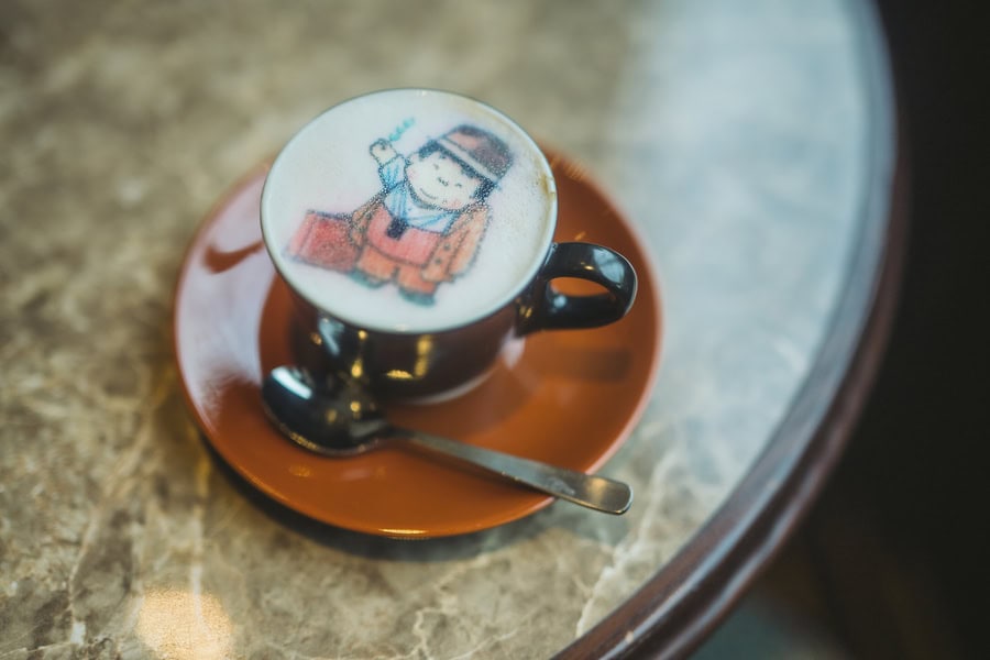 TORAsan cafeのTORAチーノには寅さんが描かれている