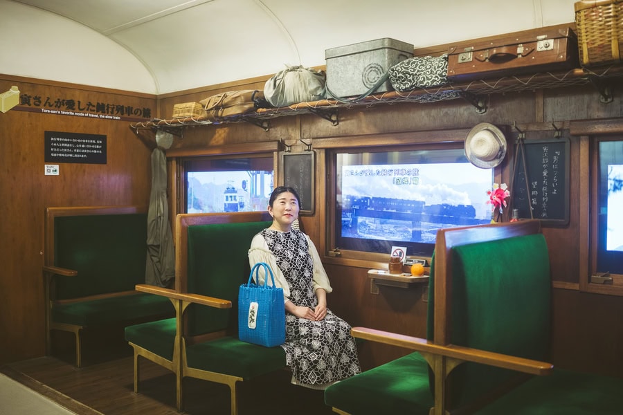 ノスタルジーを感じる葛飾柴又寅さん記念館の鈍行列車のボックスシート