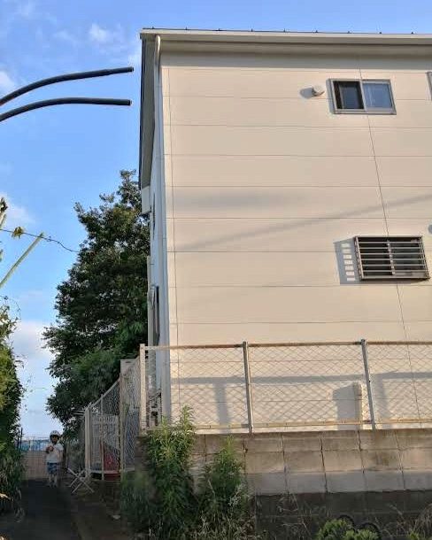 建て直したあとの新居にも古い家の鉄製フェンスを採用