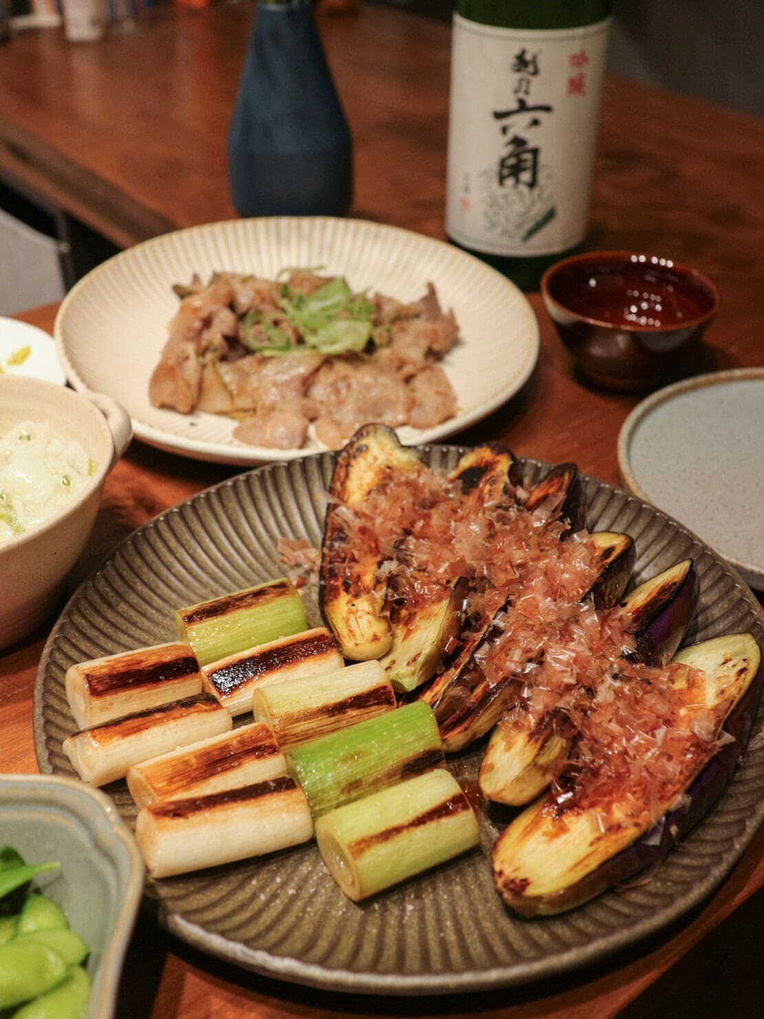 益子の器店「もえぎ」で購入したわかさま陶芸の大皿にのせた料理