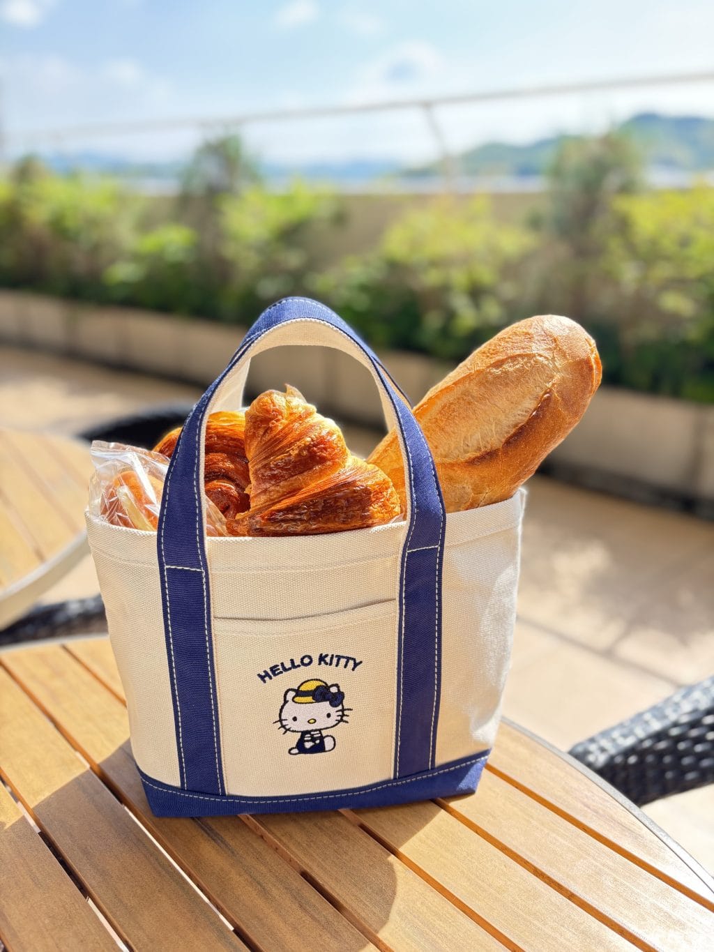 【ハローキティ付録ランチトートの使用レビュー】夏の麦わらファッションの刺しゅうがかわいい! 買い物に仕事に大活躍