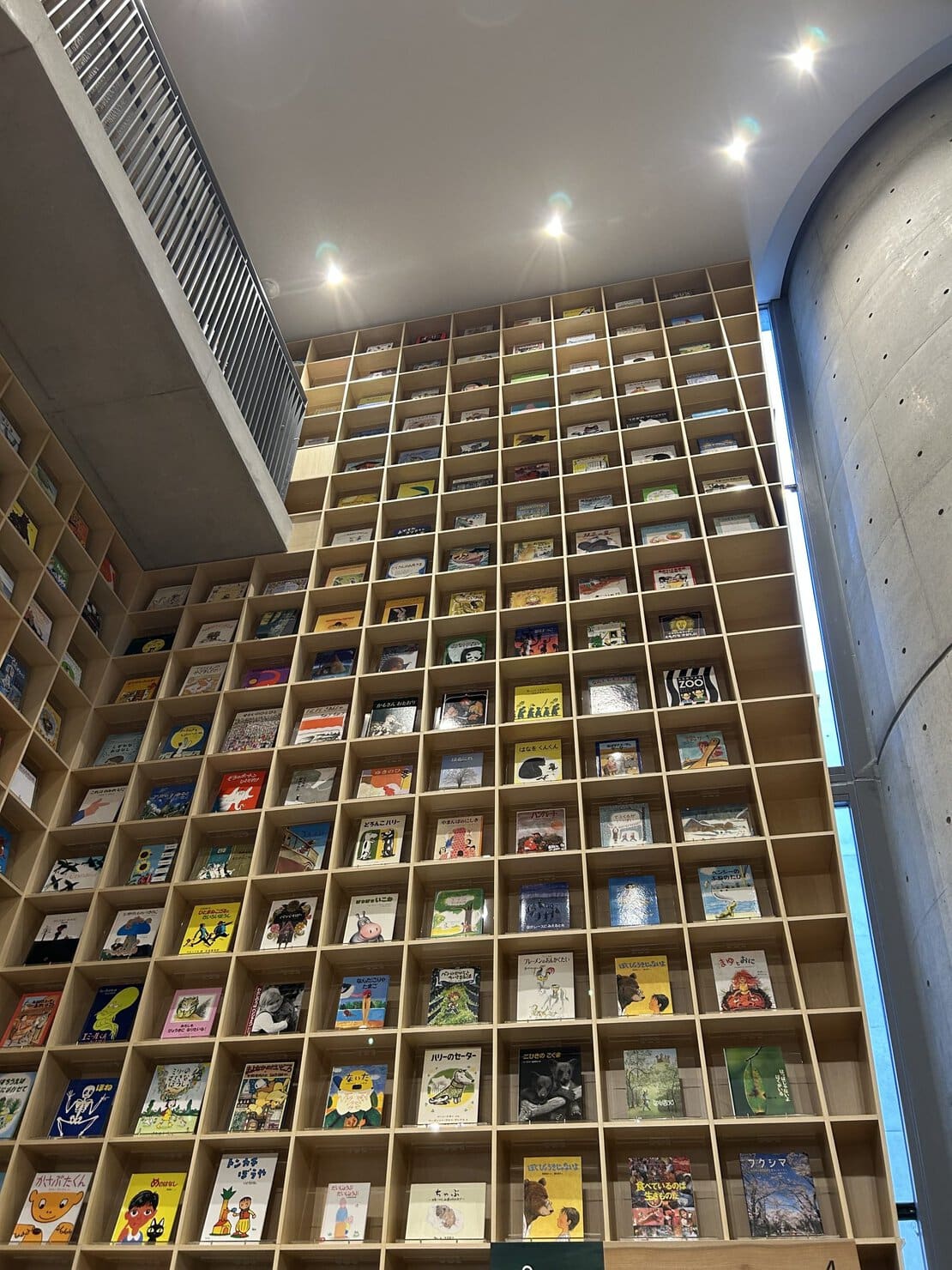 こども本の森 神戸の館内