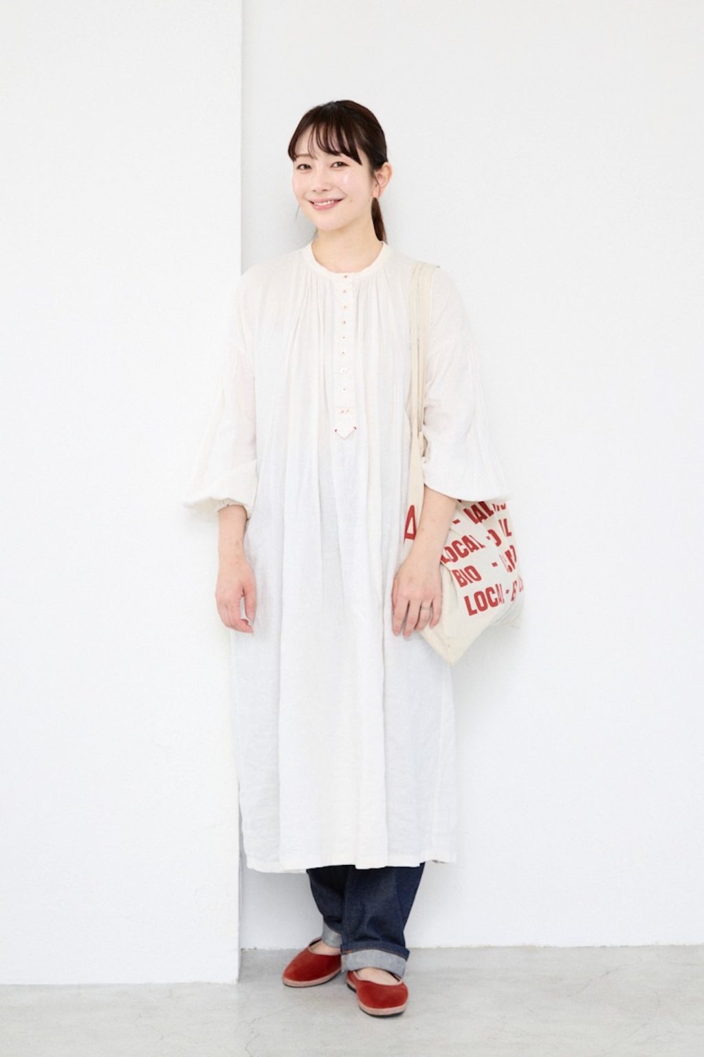 ブルーベリージャム ディレクター/モデル momoさんの私服ファッションスナップ。白ワンピース×デニムパンツに赤を添えて、愛らしさをひとさじ