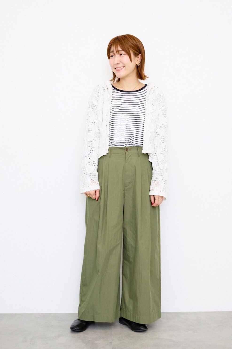 サマンサ モスモス プレス 菊地 愛さんの私服ファッションスナップ。レースボレロをカジュアルに楽しんで、抜け感のある大人の甘辛バランスに