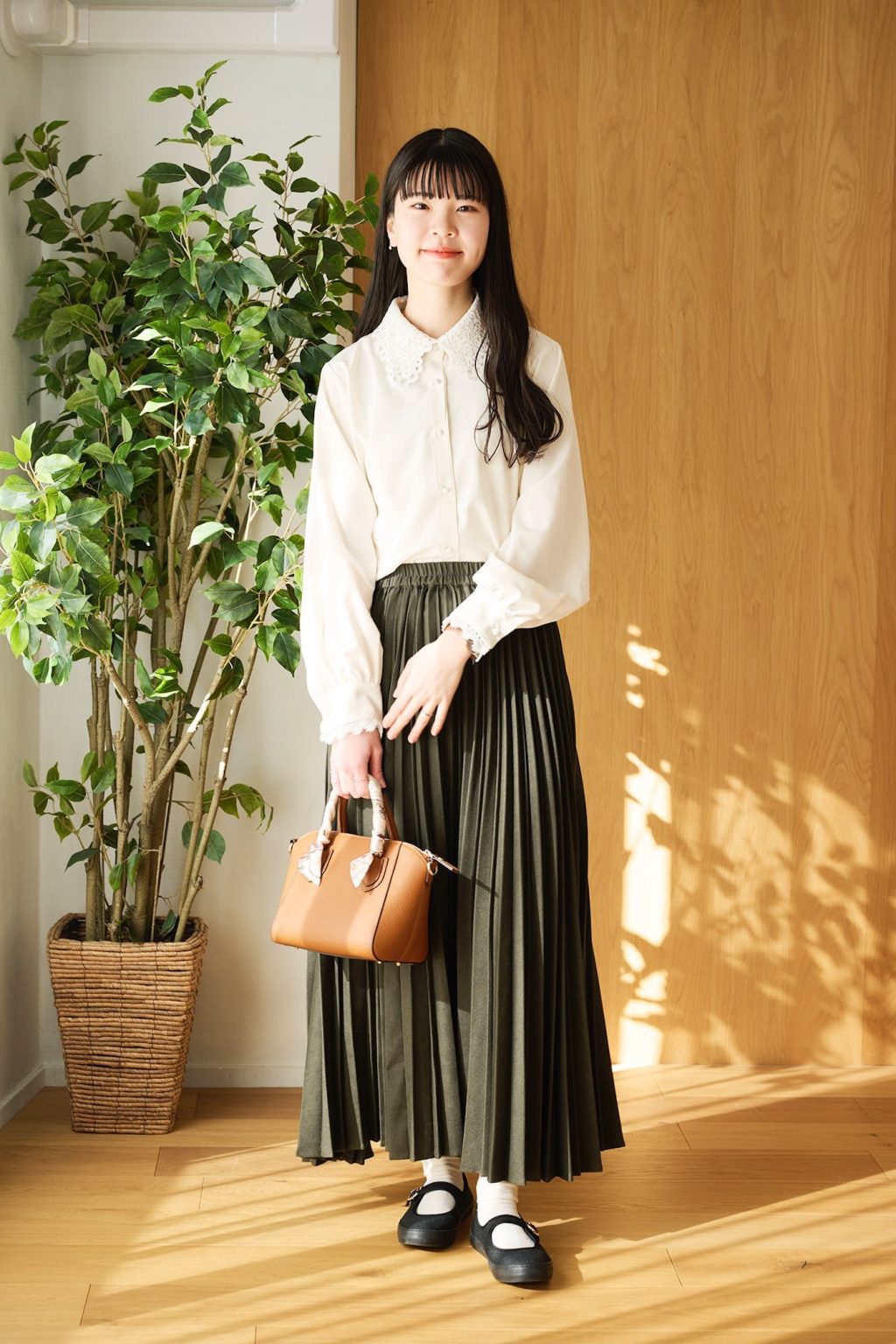 リンネル暮らし部エディター アカリと柚子さんの私服ファッションスナップ。レースブラウス×プリーツスカートで、品よくほの甘な大人スタイルに