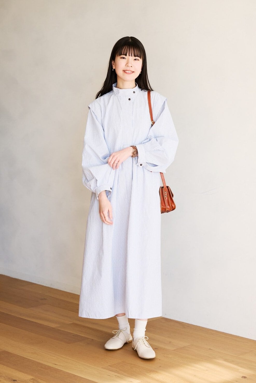リンネル暮らし部エディター アカリと柚子さんの私服ファッションスナップ。淡いストライプワンピースにブラウンを効かせて、やさしい大人の装いに