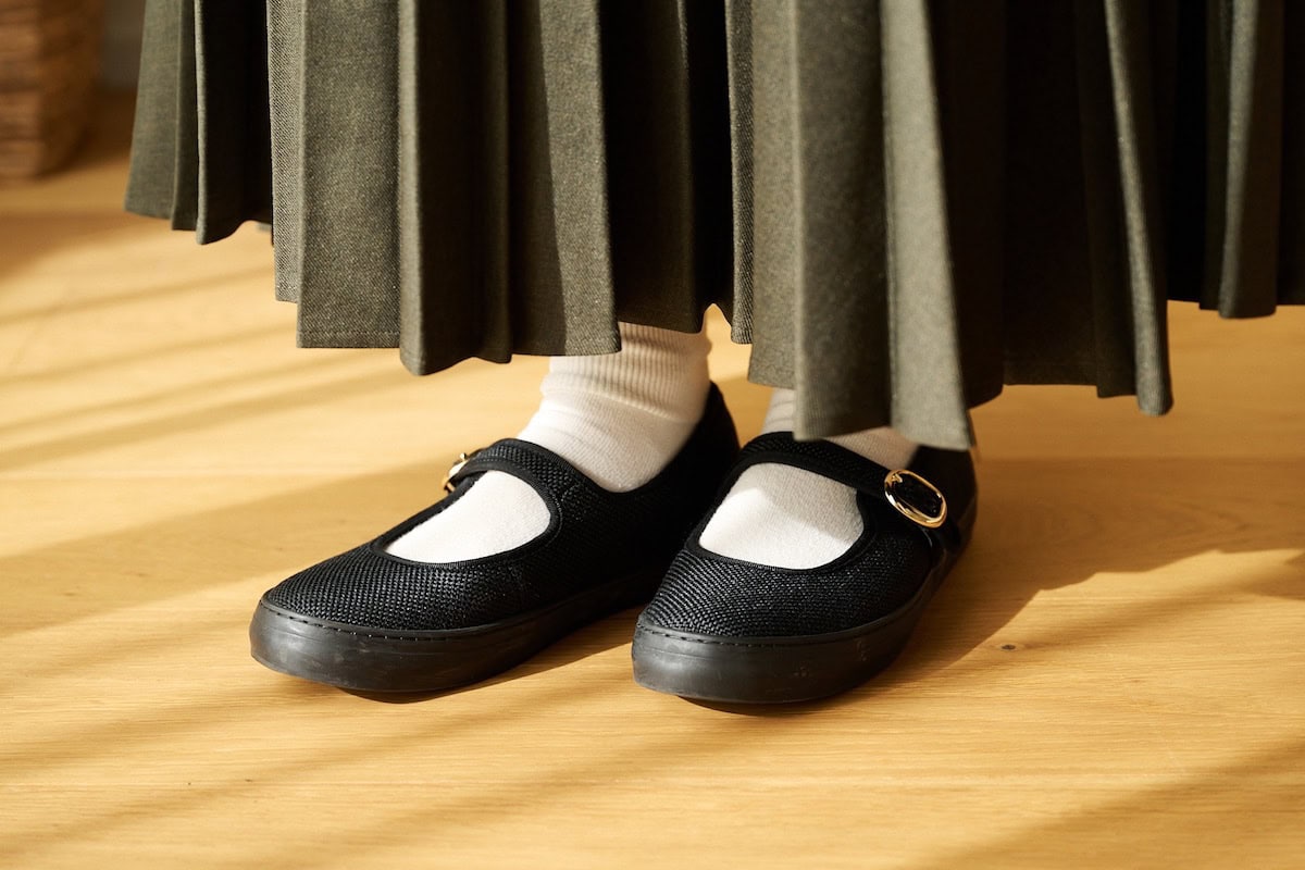 slackfootwearの黒のストラップシューズに白ソックスを合わせた足もとコーディネート