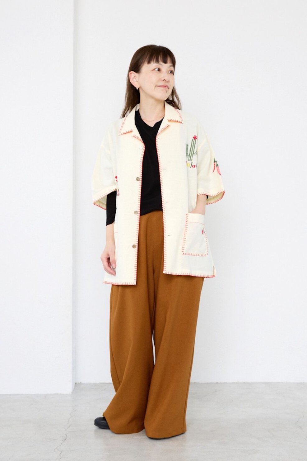 マーブルシュッド プレス 河合杏香さんの私服ファッションスナップ。カラフルな刺しゅうシャツを主役にした、気負わない大人のカジュアルスタイル