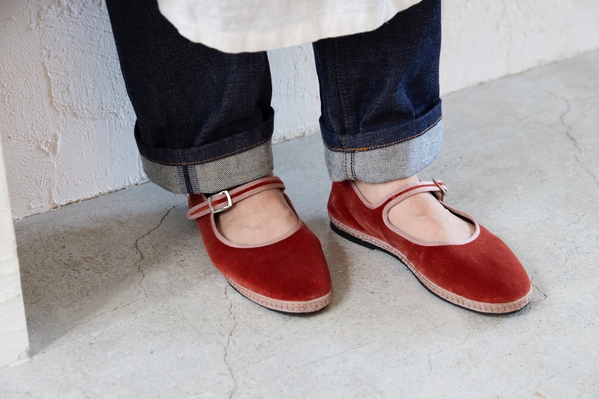 A.P.C.のデニムパンツにシューシャの赤いメリージェーンシューズを合わせた足もと