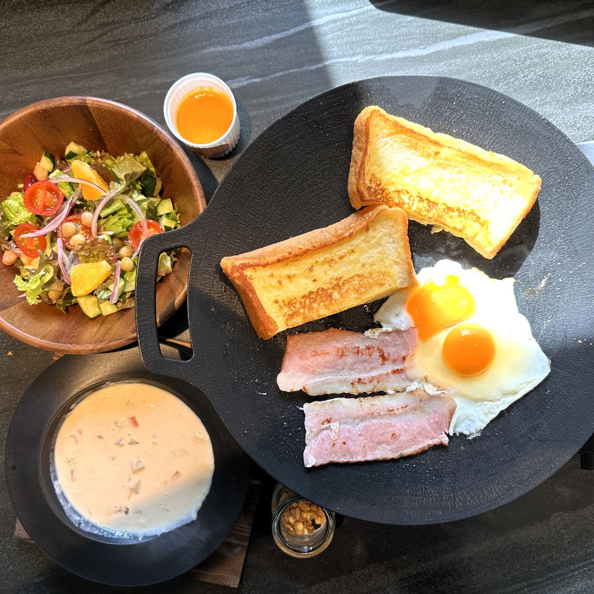 朝食のフレンチトーストやクラムチャウダー