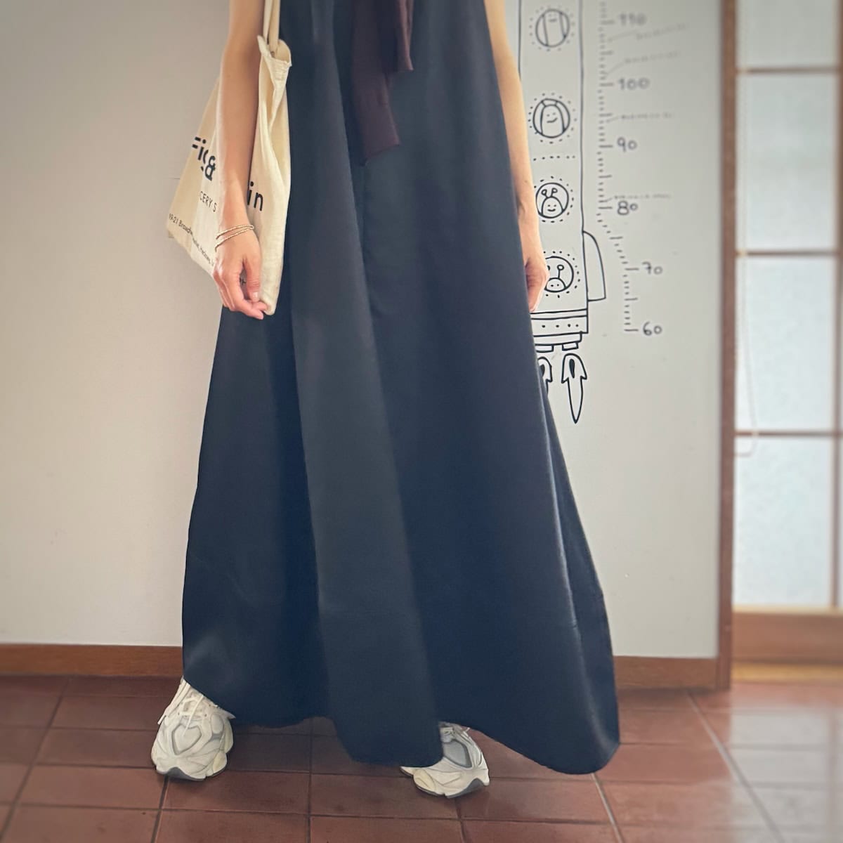 春先に迎え入れたスニーカーと黒ワンピースを合わせたコーディネート