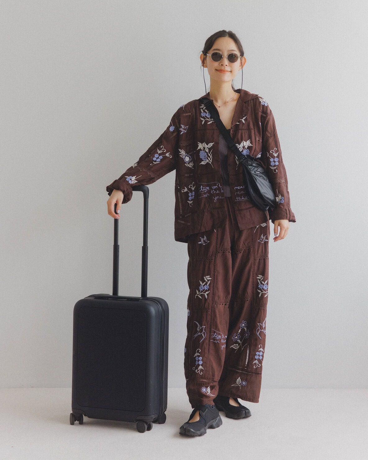 阿久津ゆりえさんの旅ファッションと旅バッグ
