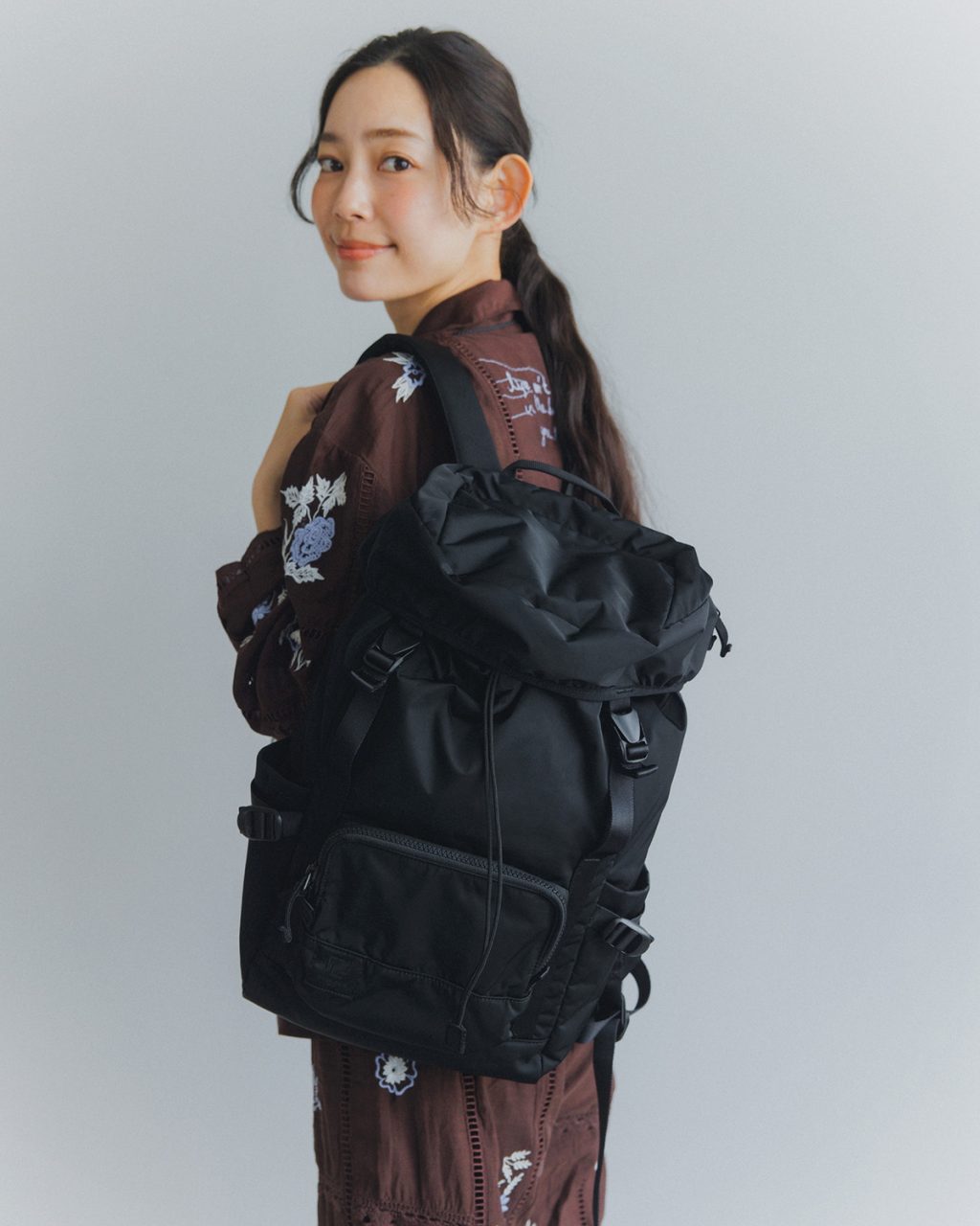 【私の旅リュックと必需品】コンパクトに楽しむ、阿久津ゆりえさんの身軽な旅服とバッグの中身